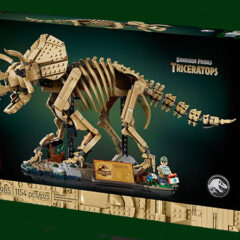 LEGO Jurassic Park Dinosaur Fossils: Triceratop Revealed